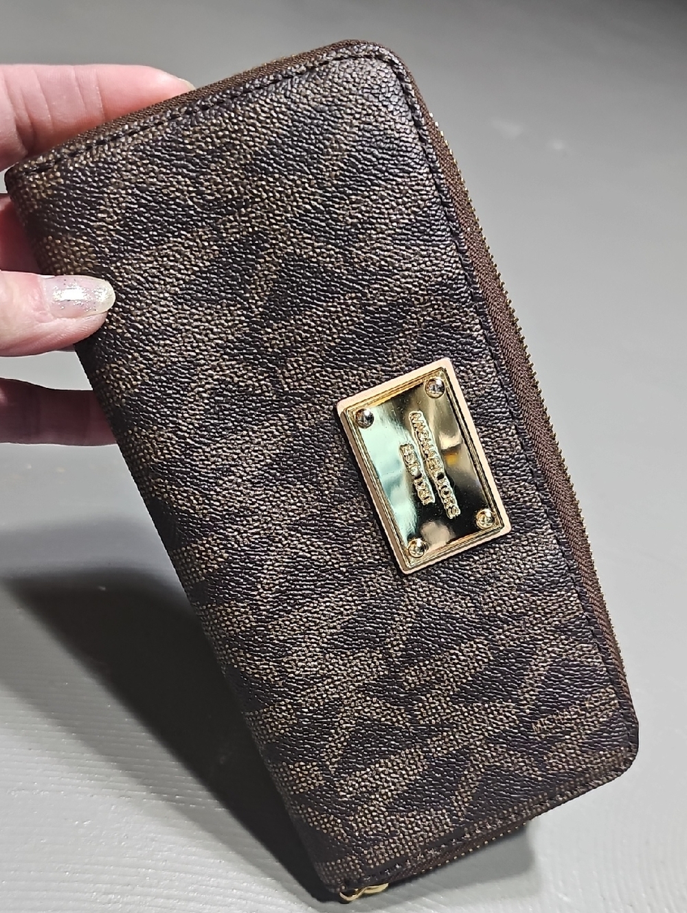 Michael Kor's EUC Jet Set  Continental Logo Brown Leather Zip Around Wallet